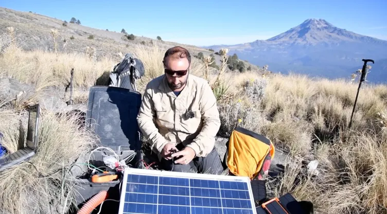 Experto evaluando valores del Volcán Popocatépetl.