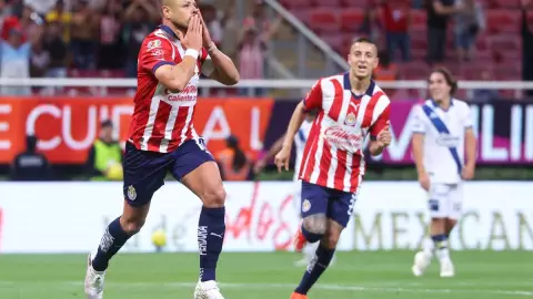 Jugadores de Chivas juegan videojuegos con el Chicharito para que se integre al equipo