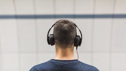 ¿Los escuchas? Estos son los géneros musicales que hacen menos inteligentes a las personas, según la IA