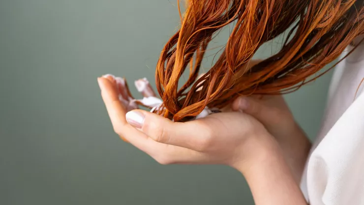 La vitamina que impulsa el crecimiento capilar y puedes utilizar en lugar de las extensiones