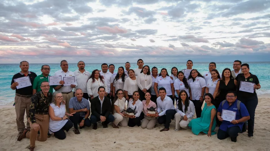 Entregan reconocimientos a protectores de tortugas marinas en Cancún