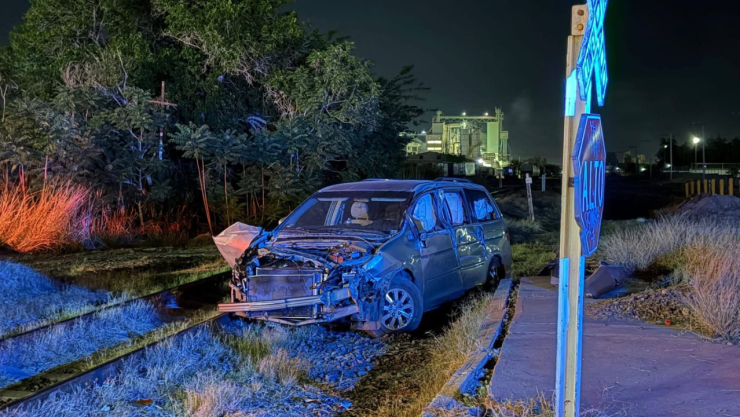 Mujer ebria choca contra tren.