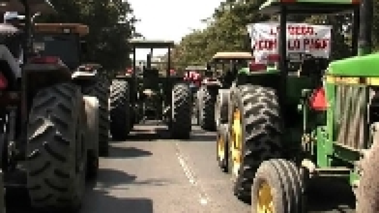 Con sus tractores reclaman rescate del campo