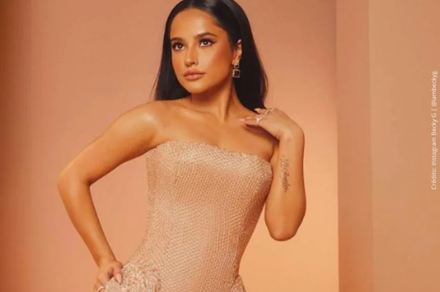 Becky G con vestido de gala. .jpg