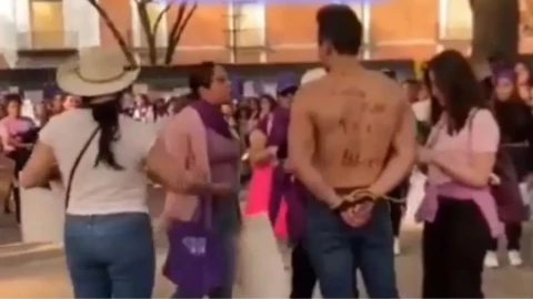 Exponen a presunto deudor alimentario en plena marcha del 8M en Tlaxcala.