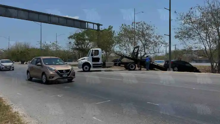 FOTOS_ Fuerte accidente en el periférico de Mérida, un auto se salió de la vía