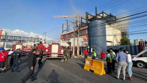 Incendio consume bodegas en la carretera México-Toluca