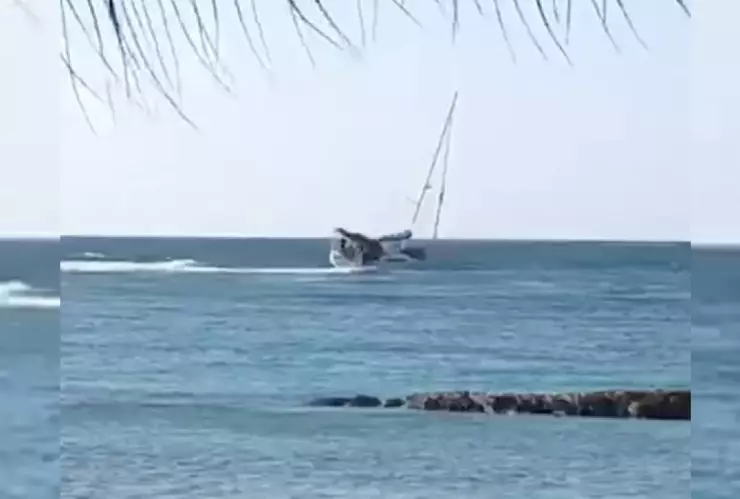 Encalla VELERO en Puerto Aventuras por fuertes vientos y oleaje.jpg