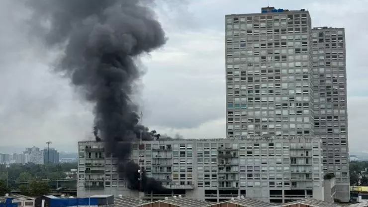 Incendio consume torre de departamentos en CDMX