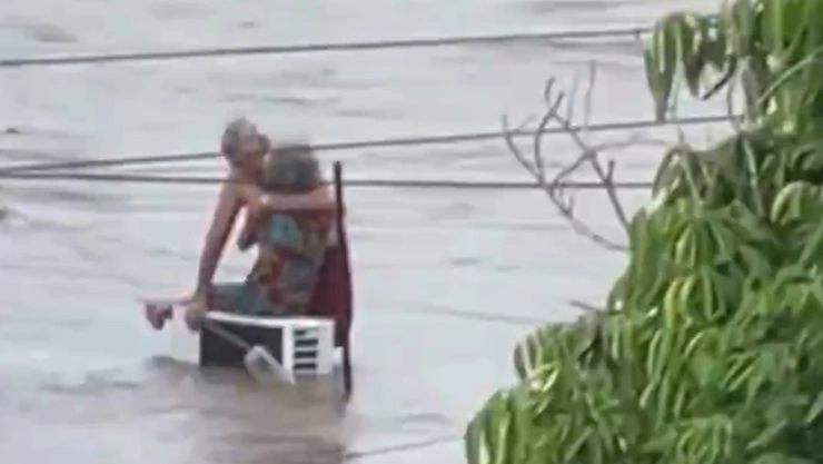Doña Elodia y su esposo en medio de las inundaciones en Veracruz.jpg