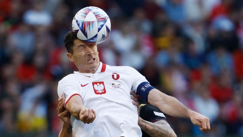 Robert Lewandowski remata de cabeza ante Bélgica