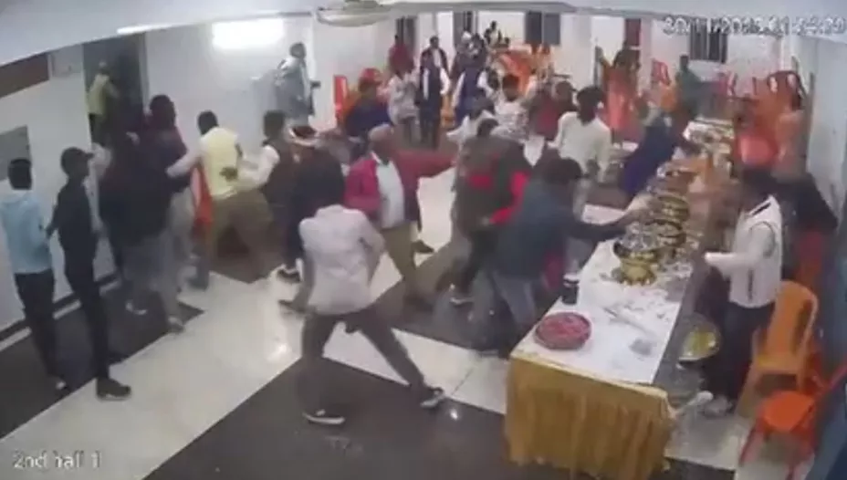 /al-extremo/boda-termina-silletazos-entre-familias-de-los-novios-video-pb-notas