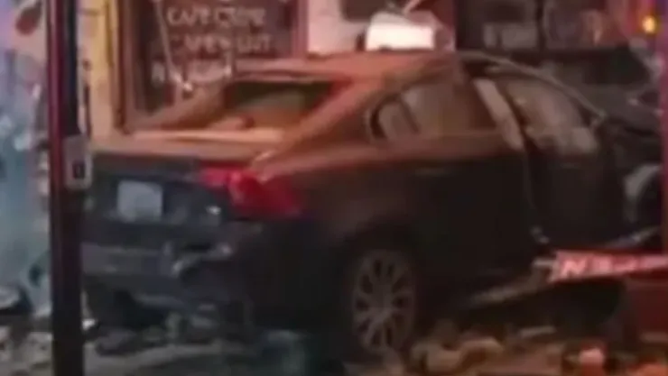 VIDEO | ¡IMÁGENES FUERTES! Hombre de 90 años muere luego de estrellarse contra una cafetería