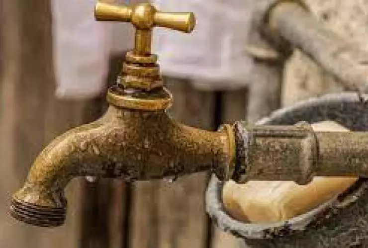 Vecinos del Cima Serena viven llenando recipientes con agua