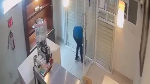 VIDEO Empleada de tienda de pasteles deja encerrado a ladrón en Campeche