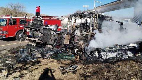 Durango; Choque entre tráiler y camión deja al menos 15 muertos.