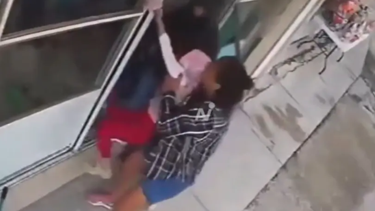 Secuestran a dos niños en cuestión de segundos.