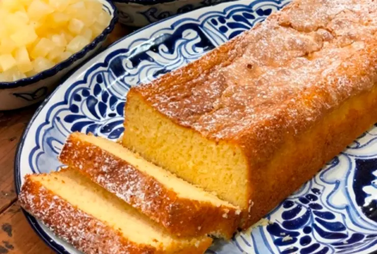 Pan chimbo en un plato sobre una mesa.