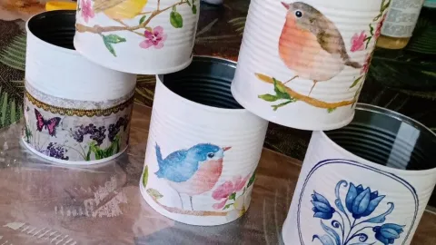 Conoce cómo aplicar la técnica de decoupage para reciclar tus latas metálicas