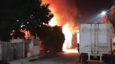 Incendio por pirotecnia consume vivienda en la región 220 en Cancún.jpg