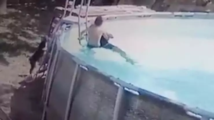Video Niño salvó a su madre de morir ahogada, tras una convulsión