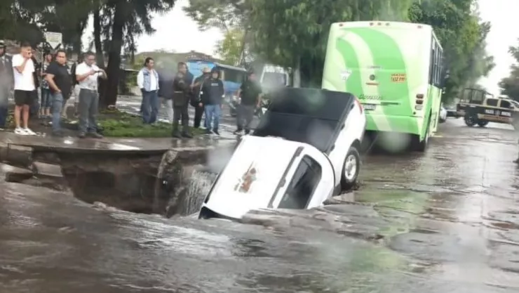 Socavón en Ecatepec se traga camioneta por las lluvias