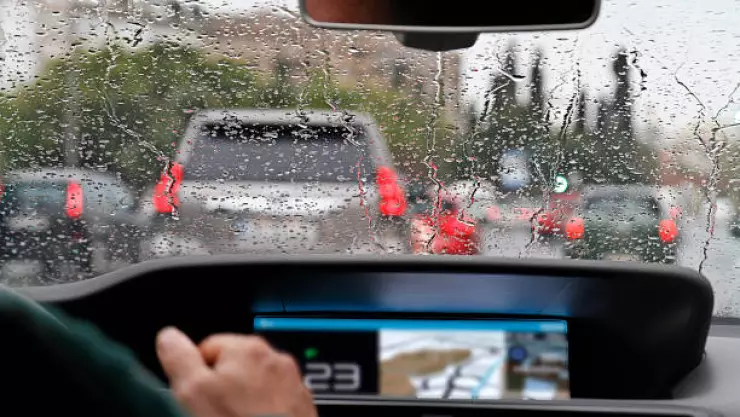 autopista con lluvia