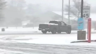 camioneta en la nieve
