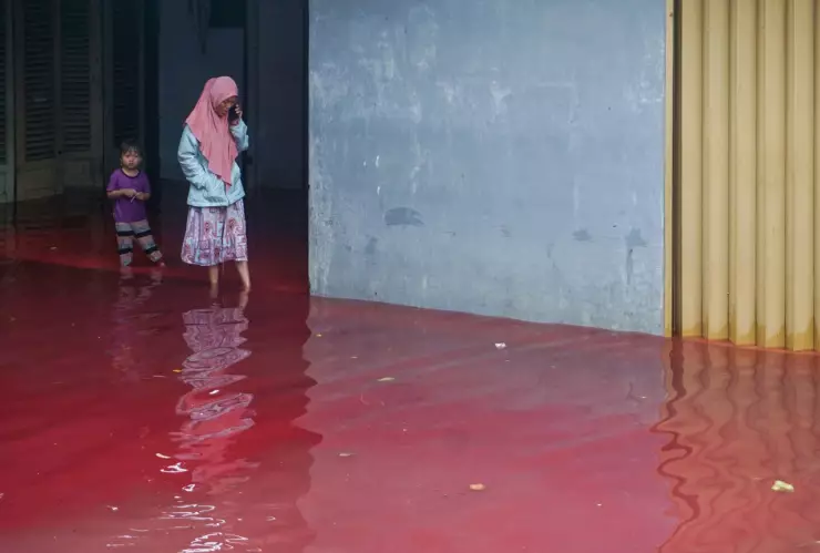Indonesia amanece cubierta de “sangre” a causa de las fuertes lluvias