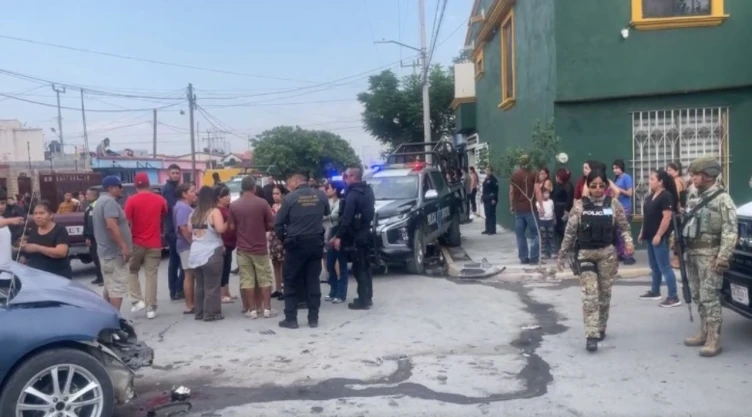 ¡_Bájate_-bájate__-Pobladores-encaran-a-policías-tras-provocar-accidente-que-dejó-una-mujer-muerta-e.webp