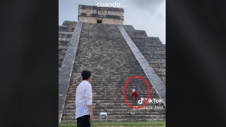 mujer sube pirámide chichen itzá