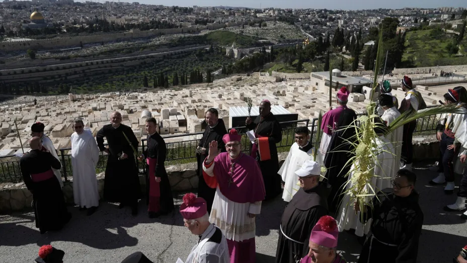 Peregrinos celebran Domingo de Ramos en Jerusalén.jpg