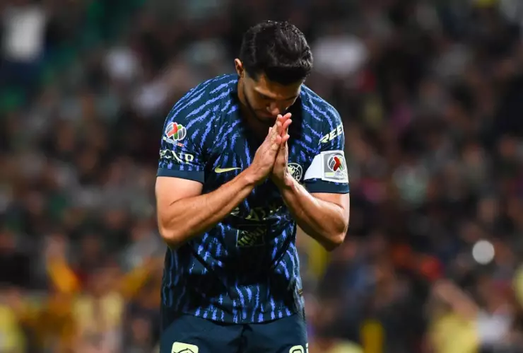 Henry Martín celebra su sexto gol ante Santos desde los once pasos