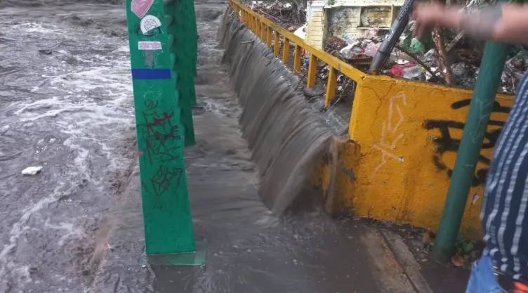 Lluvias intensas colapsan vías se desborda la presa San Francisco hoy 29 de junio.jpg
