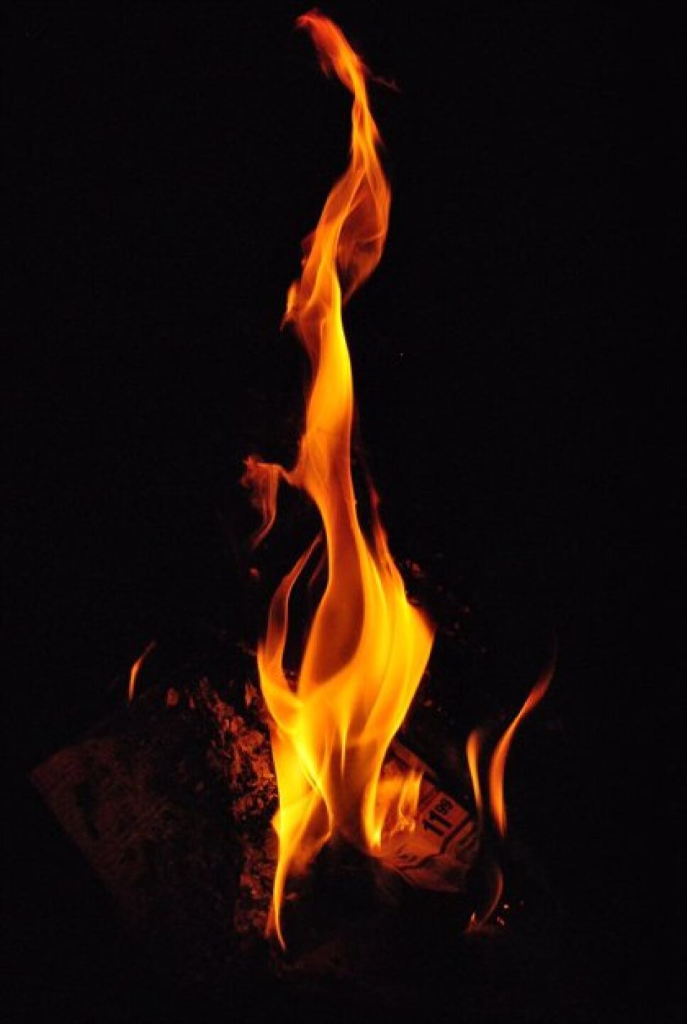 Estudiantes rocían alcohol y prenden fuego a compañero