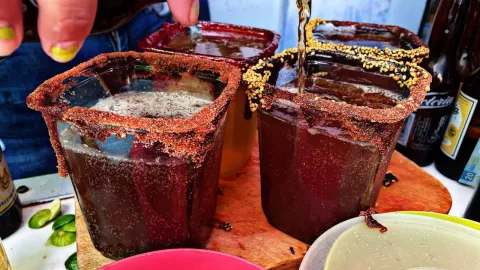Prohibida la venta de micheladas en embarcaderos de Xochimilco