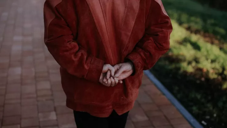 Esto significa caminar con las manos atrás, según la psicología