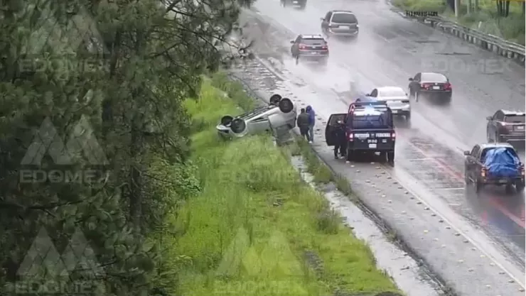VIDEO: Auto vuelca en la México-Toluca por exceso de velocidad y lluvia
