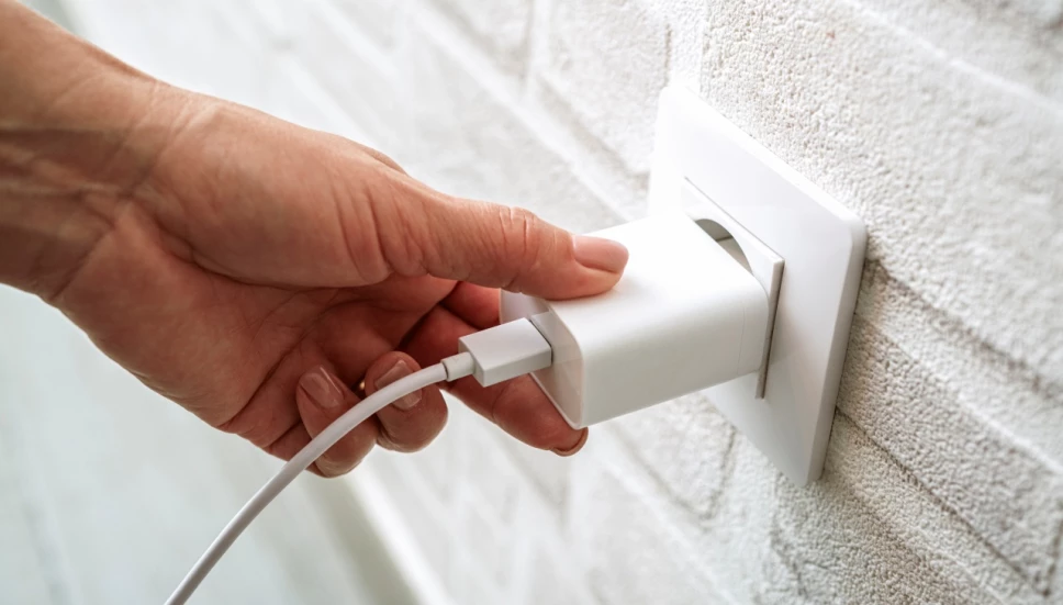 Así impacta conectar el cable al cargador antes que el teléfono