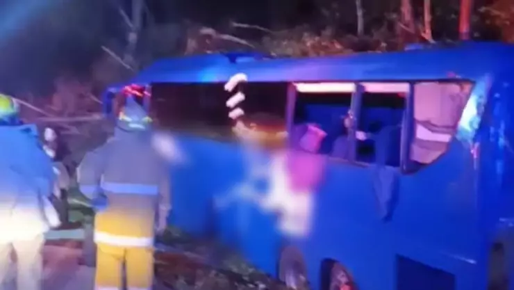 Autobús de pasajeros causa FUERTE ACCIDENTE en la Mérida-Cancún; hay múltiples lesionados