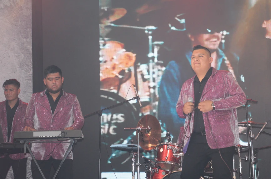 Gran ambiente se vivió durante la presentación.