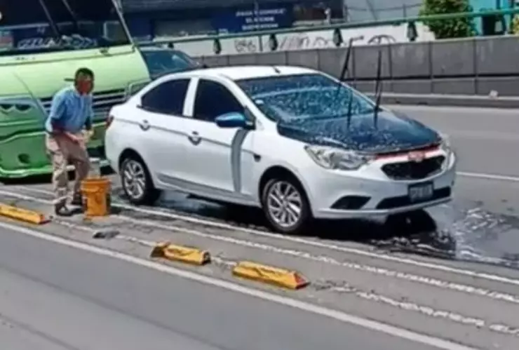 Hombre se pone a lavar su auto en plena carretera de la CDMX