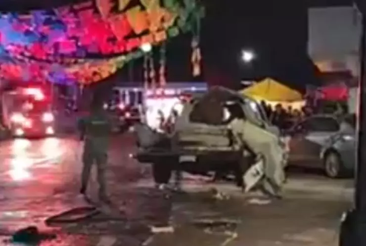 Durante una fiesta patronal en Xiloxoxtla, Tlaxcala, la explosión de una camioneta con pirotecnia dejó un menor muerto. En la imagen se observa la trágica escena, una camioneta destruída, personas atendiendo a lesionados por el estallido y el ejército y la policía resguardando la zona.