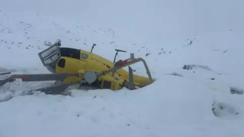 Un helicóptero de rescate se estrella en Lobuche, Nepal, durante auxilio a turistas atrapados por nevadas