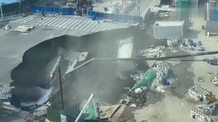 ÚLTIMA HORA | Captan momento en el que surge un ENORME socavón en calles de Shanghái