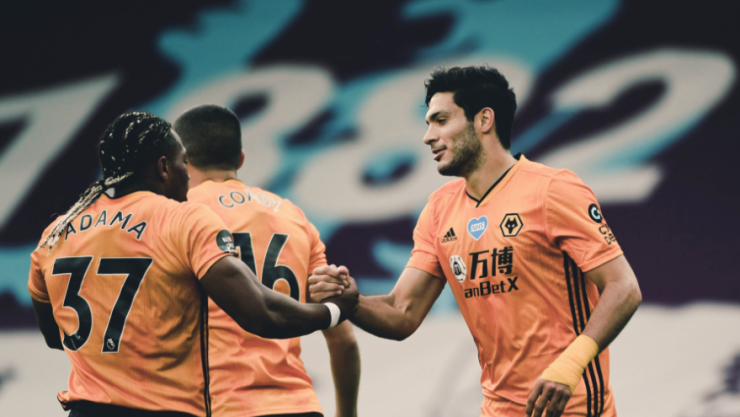 Raúl Jiménez marca ante el Burnley