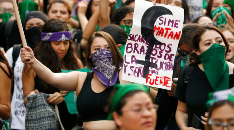 Mujeres marchan para protestar contra la violencia de género en la Ciudad de México, el lunes 25 de noviembre de 2019. Imagen: AP.