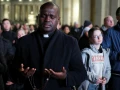 Así se reúnen a orar por la salud del papa Francisco.