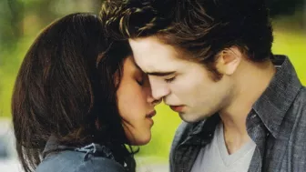 Kristen Stewart y Robert Pattinson nos regalaron una de las historias de amor más famosas entre los millennials, donde los vampiros y hombres lobos, nos demostraron que son capaces de amar con gran intensidad y sin duda el beso en “Crepúsculo” dejó huella en las pieles brillantes y corazones sangrantes de los fans.