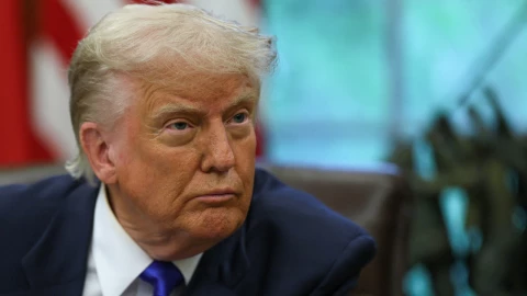 El presidente de Estados Unidos, Donald Trump, observa mientras firma órdenes ejecutivas y proclamaciones en la Oficina Oval de la Casa Blanca, en Washington.